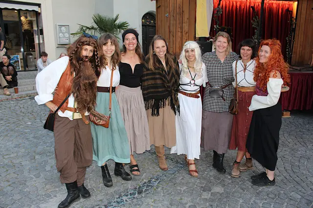 Braut Paulette "die Ehrbare" mit ihren holden Maiden und einem "Maiderich"