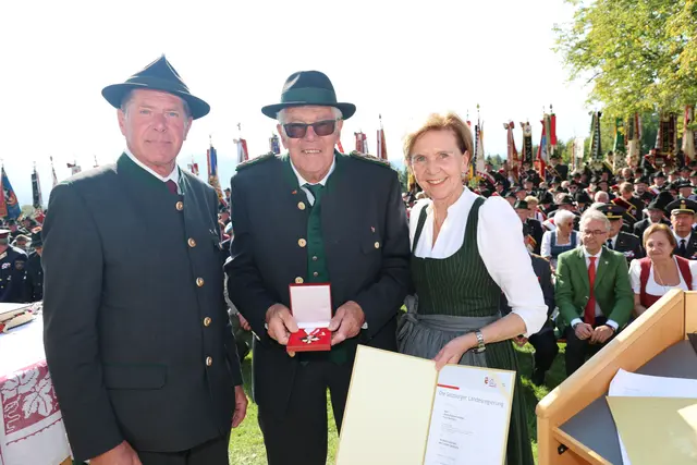 Im Bild Landtagspräsidentin Brigitta Pallauf (rechts) und der Präsident des Salzburger Kameradschaftsbundes Johann Hillerzeder (links) bei der Verleihung des Verdienstzeichen des Landes Salzburg an Fritz Rennert aus Salzburg