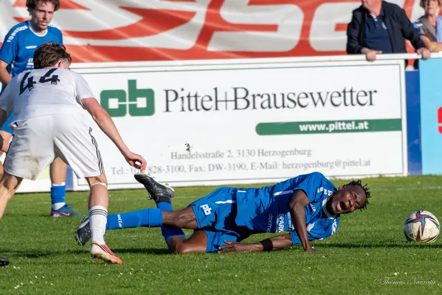 Thierry Ahissan liegt nach dem strittigen Zweikampf im Strafraum am Boden. Der von Herzogenburg geforderte Elfmeterpfiff blieb aus. | Foto: Thomas Navratil