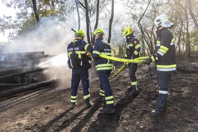 Ein brennender Holzstoß löste den Großeinsatz aus. | Foto: BFKDO Hollabrunn
