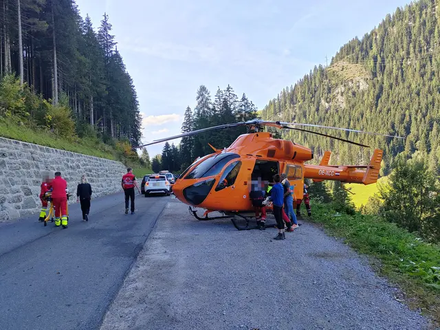 Der Schwerverletzte wurde mit dem Notarzthubschrauber ins Krankenhaus Hall in Tirol geflogen. | Foto: ZOOM.TIROL