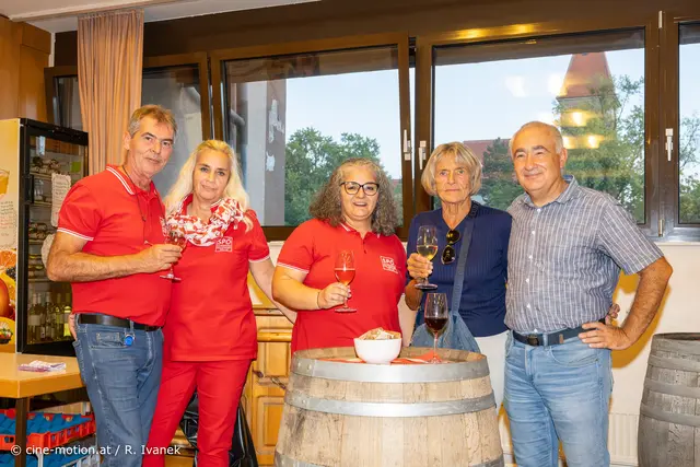 Die Originelle Weinbar mit Weinfässer. Johanna P. und Christian K. mit dem Team der Weinbar. | Foto: cine-motion.at / R. Ivanek
