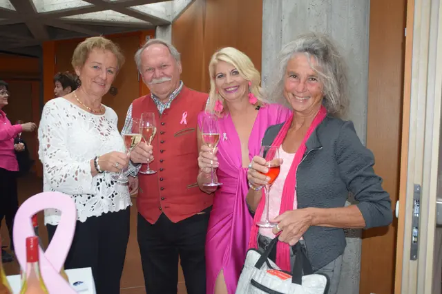 Stießen an: Helene Nikles, Heiligenkreuzer Bürgermeister Edi Zach, Edith Weber, Dagmar Tutschek (von links).  | Foto: Elisabeth Kloiber/MeinBezirk