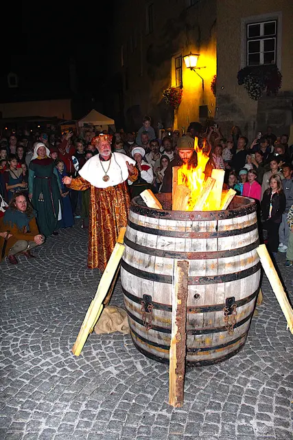 Bgm Christian Margreiter entzündete das Haller Freudenfeuer