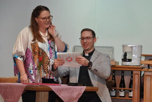 Liliane (Hannah Oberhauser) weiht den Herrn Kooperator (Thomas Dürager) in ihre Pläne ein