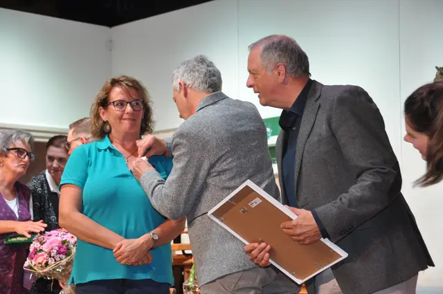 Ehrung für Obfrau und Autorin Monika Steiner durch Kulturreferent Michael Jöchl und Thomas Widemair (1. Obfrau-Stv. vom Theater Verband Tirol)