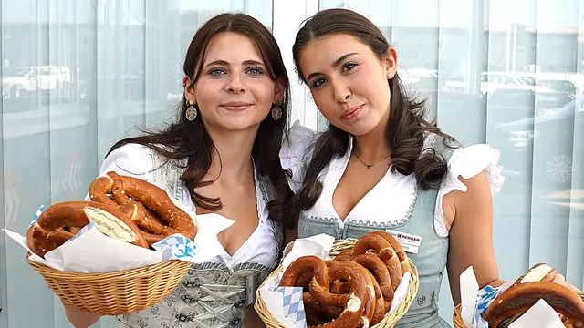 Nachschub an Brezn für die Oktoberfeste bei den acht Autohäusern beim Zwettler Autoherbst, wo die neuesten Modelle vorgestellt wurden. | Foto: Franz Fichtinger