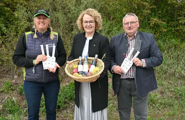 Direktorin Maria Ottenschläger, Bildungs-Landesrätin Christiane Teschl-Hofmeister und Wirtschaftsleiter Hubert Rumpl mit den prämierten Spirituosen | Foto: Jürgen Mück
