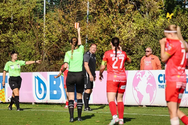 Dreimal Rot binnen einer Minute verteilte Schiedsrichterin Vanja Vucanovic - zwei davon (hier für Rainer Weber) scheinbar auf Anweisung von Assistentin Linda Achmüller, die weit von ihrer Position an der Linie entfernt in der anderen Spielhälfte agierte. | Foto: Benjamin Reischl