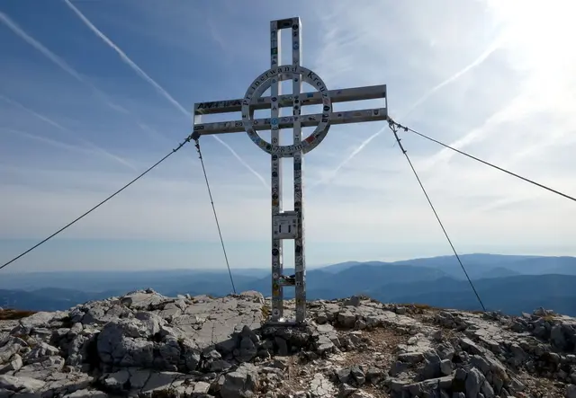 Das Preinerwand-Kreuz ist das Ziel vieler Klettersteiggeher.