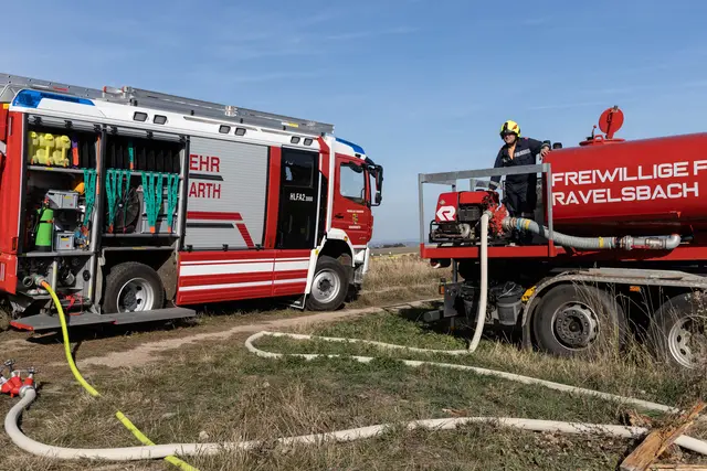 Die Feuerwehren verhinderten ein Übergreifen der Flammen auf den Wald. | Foto: BFKDO Hollabrunn