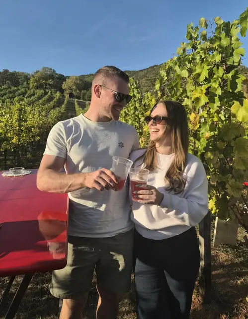 Prost! Philipp Nierer und Emma Seidl aus Stollhof sind gekommen, um zu „stürmen“. | Foto: Sandra Löchinger