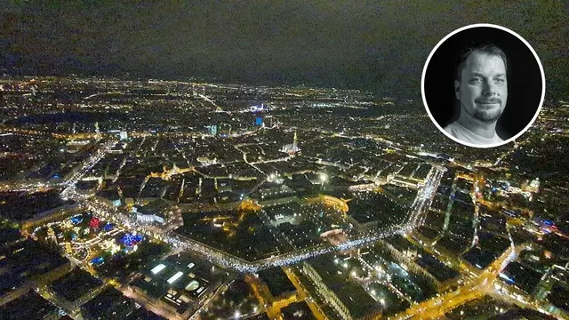 Luftaufnahme der Wiener Ringstraße bei Nacht, gesäumt von Tausenden Kerzen- und Handylichtern. Rechts oben ein Portrait von Roman Scamoni.