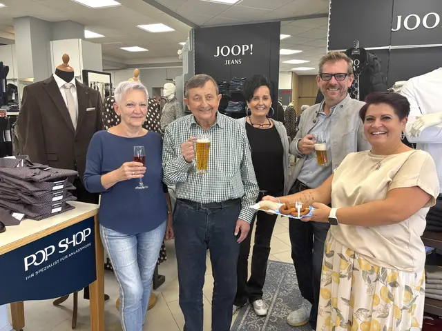 Pop-Shop-Chef Georg Popofsits (2. von rechts) und seine Mitarbeiterinnen bewirteten ihre Kundschaft mit Weißwurst, Brezen, Bier und Uhudler. | Foto: Martin Wurglits