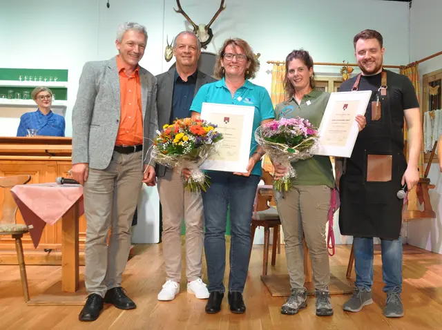 Kulturreferent Michael Jöchl, Thomas Widemair vom Theater Verband Tirol, Obfrau Monika Steiner, Sylvia Innerkofler-Eberl und Obfrau-Stv. Manuel Mortsch 