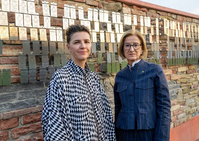 Landeshauptfrau Johanna Mikl-Leitner mit Künstlerin und Architekturhistorikerin Azra Akšamija
 | Foto: NLK/Burchhart