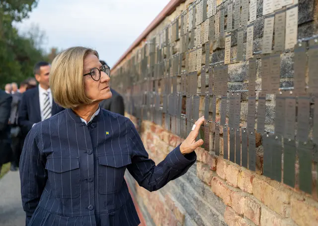 Landeshauptfrau Johanna Mikl-Leitner am neuen Gedenkort im Landesklinikum Mauer. | Foto: NLK Burchhart