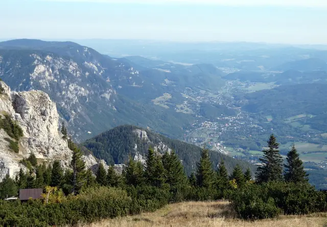 Top Tiefblick von der der Bergstation der Rax-Seilbahn auf Reichenau