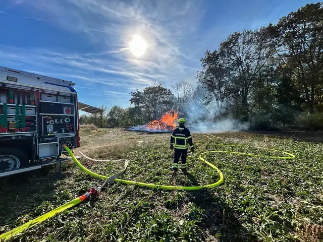 An mehreren Stellen mussten lange Löschwasserleitungen aufgebaut werden. | Foto: BFKDO Hollabrunn