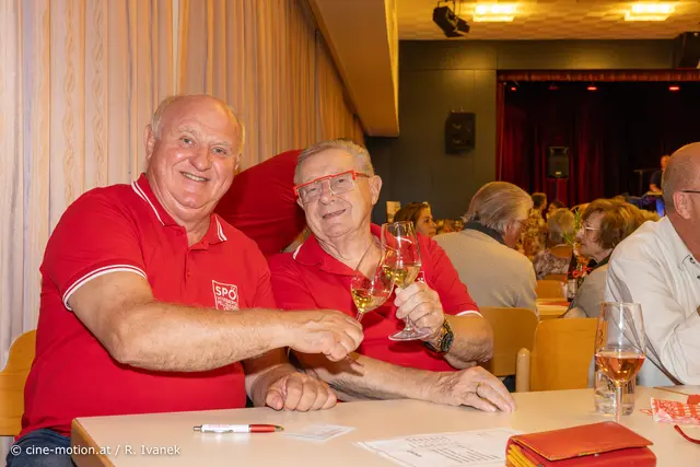 Bürgermeister unter sich: Ernst Wendl mit Altbürgermeister Erich Klein (vlnr). | Foto: cine-motion.at / R. Ivanek