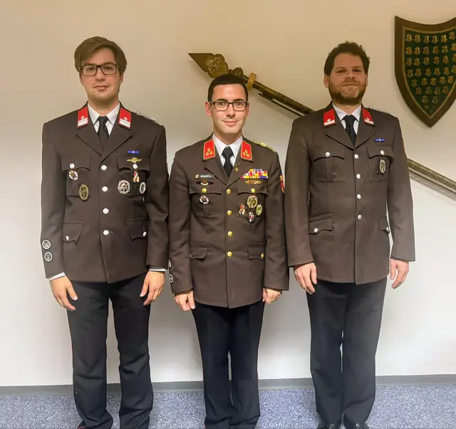 Daniel Mohapp (Mitte) ist neuer Kommandant. Luca Poglitsch (links) fungiert als Verwalter, Daniel Böhme als Zugskommandant. | Foto: Feuerwehr Oberdrosen