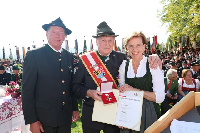 Im Bild Landtagspräsidentin Brigitta Pallauf (rechts) und der Präsident des Salzburger Kameradschaftsbundes Johann Hillerzeder (links) bei der Verleihung des Verdienstzeichen des Landes Salzburg an Peter Schwarzenberger aus Bischofshofen