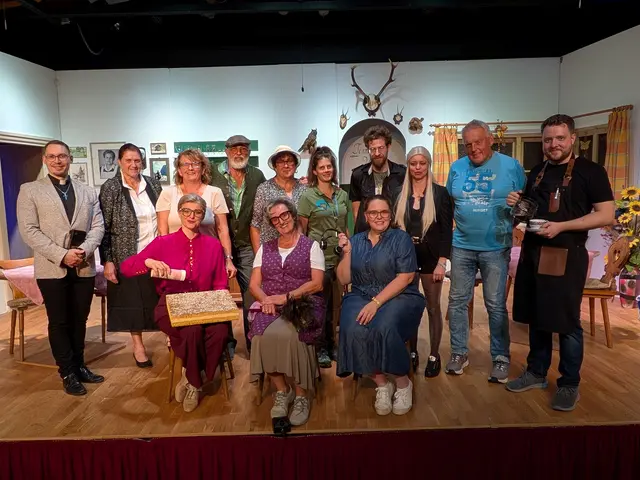 Das Ensemble der Heimatbühne Kirchdorf (im Bild mit Autorin Monika Steiner) spielt die Verwechslungskomödie "Bienenstich mit Puderzucker" noch bis 14. November