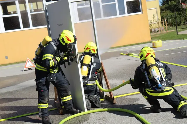 Neben theoretischem Wissen waren praktische Fertigkeiten gefragt. | Foto: Bezirksfeuerwehrkommando Güssing