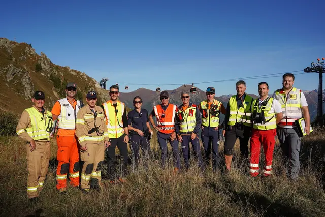 Die Einsatzleiter der beteiligten Organisationen. An der Großübung beteiligten sich die Freiwilligen Feuerwehren des Gasteinertals sowie Kräfte der Berg- und Wasserrettung und des Roten Kreuzes, Einsatzkräfte der Alpinpolizei, der örtlichen Polizeiinspektionen und Vertreter der Bezirkshauptmannschaft St. Johann im Pongau.  | Foto: Land Salzburg/Neumayr/Hölzl
