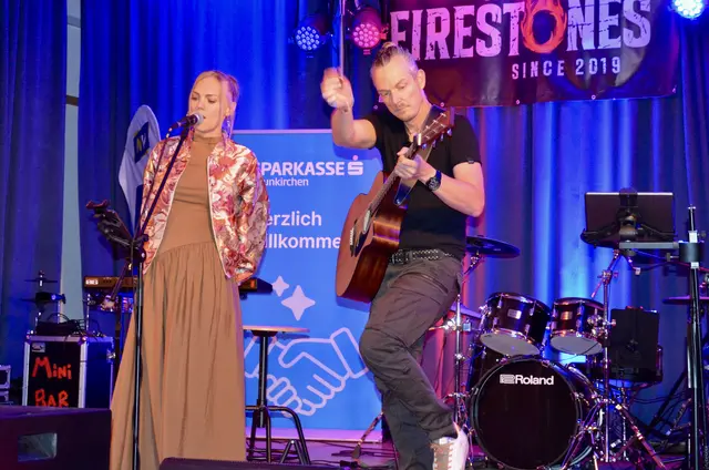 Viki Jahrl (Bild links), The Firestones und Mini &amp; Claus sorgten für einen sehr eindrucksvollen musikalischen Abend im Veranstaltungssaal in Schwarzau. | Foto: Elisabeth Peinsipp