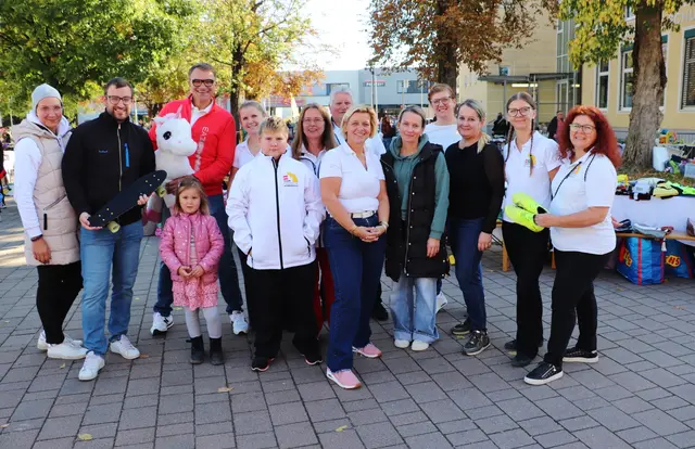 Vzbgm. Sabine Jakubzig (Bildmitte): "Uns ist wichtig, dass gute Stücke nicht weggeworfen werden. Beim Flohmarkt kann man schöne Sachen günstig erwerben, und für die Verkäufer bringt es ein kleines Körberlgeld mit Dingen, die sie nicht mehr brauchen, weil z.B. Kinder herausgewachsen sind".  | Foto: Edith Ertl