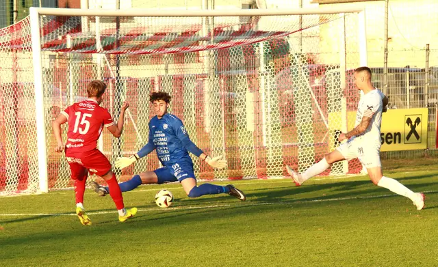 Beim 5:1 Sieg des SC HERZ Pinkafeld gegen SV hpt Eberau war erneut Lukas Zapfel der Unterschiedsspieler - Der Pinkafelder Top-Stürmer erzielte zwei Tore - hier das 3:0 (44.) und war bei seinen Sturmläufen kaum zu halten.    | Foto: Peter Seper
