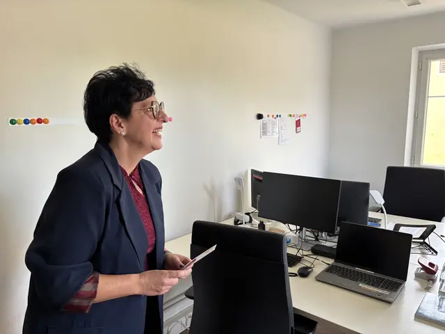 Die Standortleiterin Silvia Murlasits in den Büroräumlichkeiten.