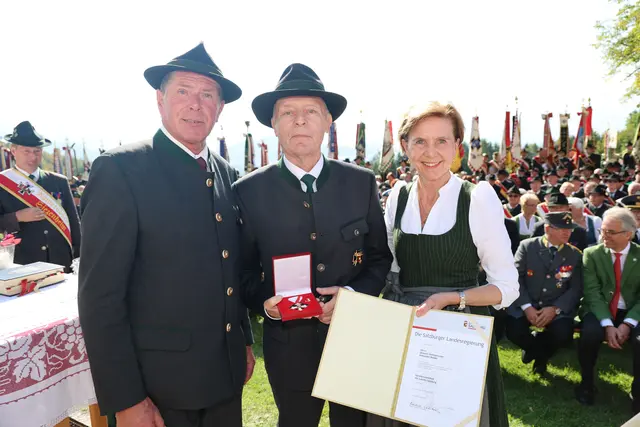 Im Bild Landtagspräsidentin Brigitta Pallauf (rechts) und der Präsident des Salzburger Kameradschaftsbundes Johann Hillerzeder (links) bei der Verleihung des Verdienstzeichen des Landes Salzburg an Alexander Bieder aus Salzburg