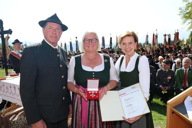 Im Bild Landtagspräsidentin Brigitta Pallauf (rechts) und der Präsident des Salzburger Kameradschaftsbundes Johann Hillerzeder (links) bei der Verleihung des Verdienstzeichen des Landes Salzburg an Ute Huber aus Wals-Siezenheim