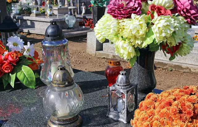 Blumen und Kerzen auf einem Grab. 