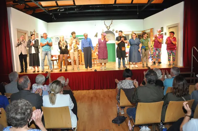 Applaus für das gesamte Ensemble nach der erfolgreichen Uraufführung am 1. Oktober im Dorfsaal Kirchdorf