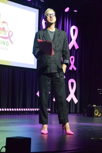 Ralf Gober in rosafarbenen High Heels führte souverän und spitzfindig durch den gelungenen Abend.  | Foto: Elisabeth Kloiber/MeinBezirk