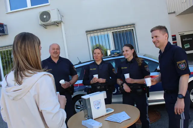 "Coffee with Cops": In ungezwungener Atmosphäre können sich Menschen mit Anliegen an die Polizei wenden.
 | Foto: MeinBezirk Perg/Köck