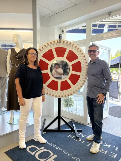 Kathrin Bischof gewann am Glücksrad ein neues Ballkleid. | Foto: Pop-Shop