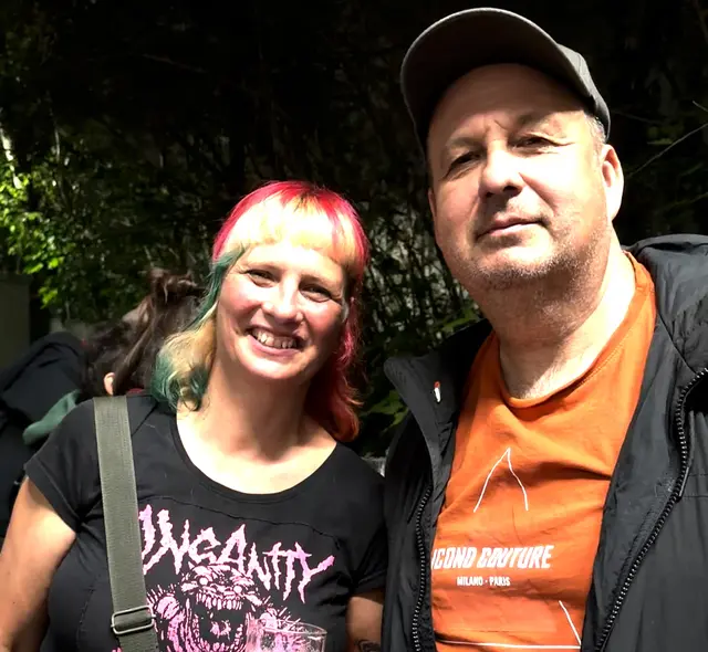 Lydia und Thomas beim „abkühlen“ vor dem Freiraum-Eingang. | Foto: Petra Ortner
