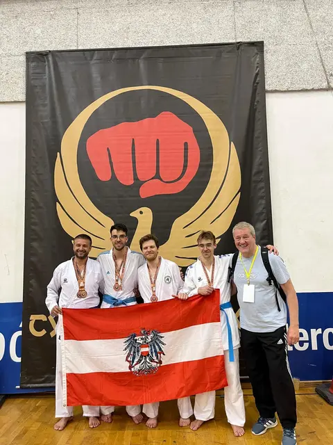 Einen Team-Erfolg in Rot-Weiß-Rot feierten Fürstenfelds Sportler in Zypern. | Foto: Karateclub Fürstenfeld