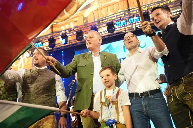Fahnen, Festreden und Feierstimmung: Die FPÖ zog beim Oktoberfest in Hartberg alle Register. | Foto: Mario Gimpel