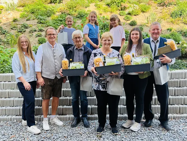 Martin Dizili-Krautgartner, Johanna Ahamer und die „Glücksengerl“ Isabella und Marie gratulierten den fünf Genusskisterl-Gewinnerinnen und Gewinnern. | Foto: Monika Krautgartner