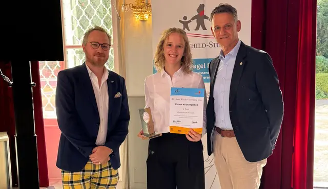 Biologie-Professor Julian Tasch und Direktor Josef Wieser gratulierten der ausgezeichneten Schülerin bei einem Festakt im Grazer Meerscheinschlößl. | Foto: Neukirchner