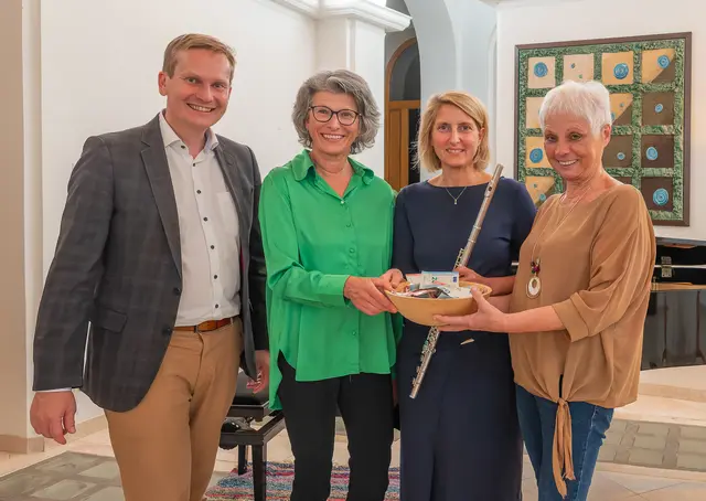 Bürgermeister Markus Ringhofer, Dagmar Uray, Andrea Renhardt und Helga Lang vom Lebensmittelladen Kirchdorf (v.li.). | Foto: Haijes