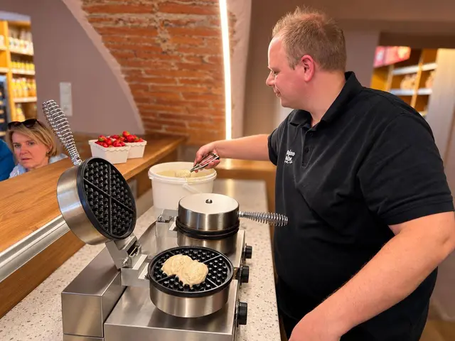Stefan Feigl beim Zubereiten der frischen Waffeln. | Foto: Stefans Torten Café