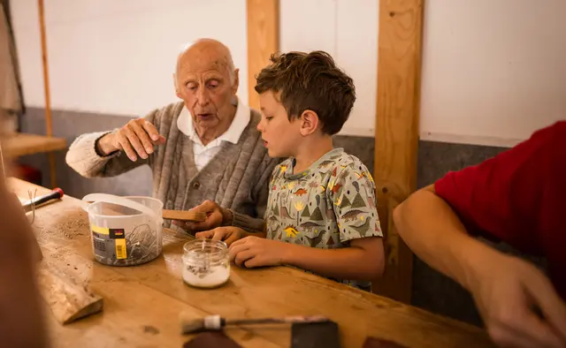 Generationsübergreifende Zusammenarbeit bei den drei künstlerischen Workshops im Senior:innenwohnheim Puch. | Foto: Rotes Kreuz Salzburg / Samuel Ziegler