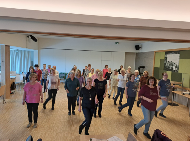 m Volkshaus Keferfeld tanzen die rund 70 Mitglieder etwa Walzer und Cha Cha Cha im Line Dance-Stil.  | Foto: Bugfield Line Dance