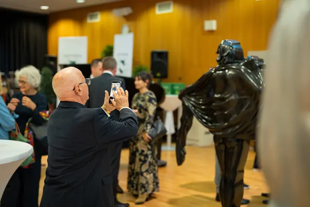 Die Skulpturen von Georg Loewit als beliebtes Fotomotiv.